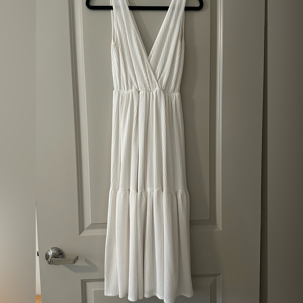 WHITE SLEEVELESS TEA LENGTH DRESS